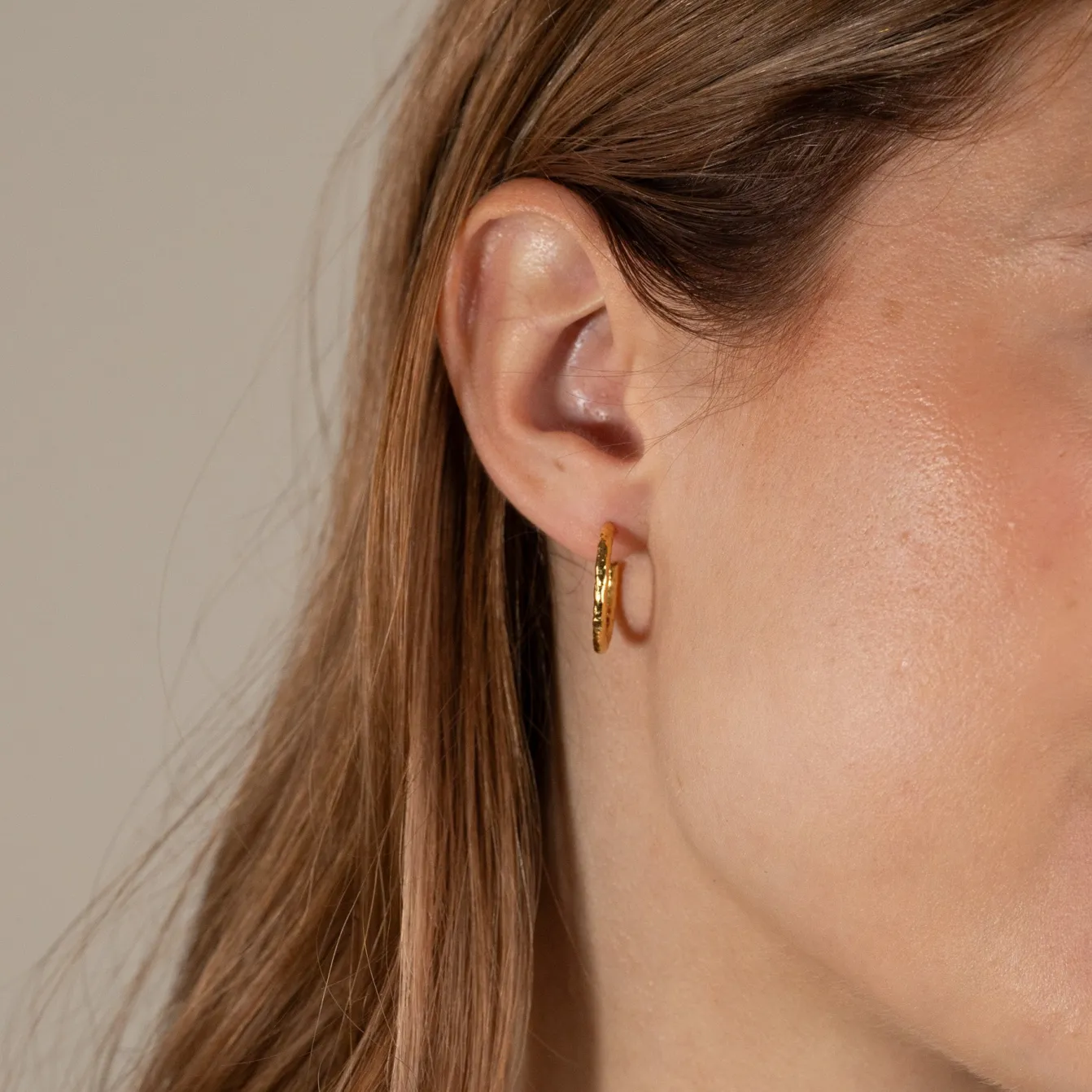 ELMA MEDIUM GOLDEN CREOL EARRING