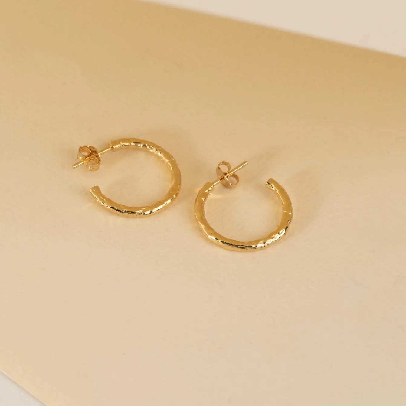 ELMA MEDIUM GOLDEN CREOL EARRING
