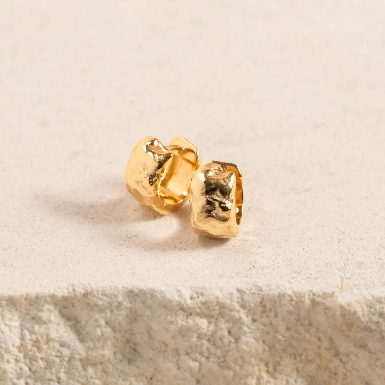 ELMA MINI GOLDEN HUGGIE EARRING