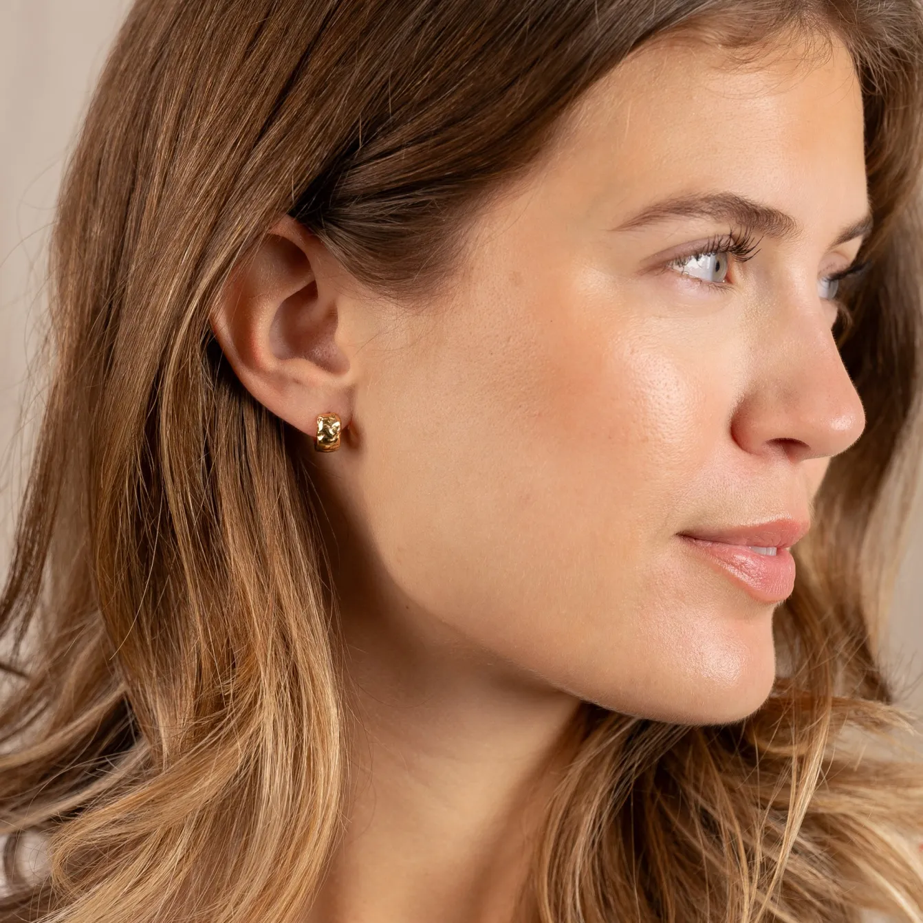 ELMA MINI GOLDEN HUGGIE EARRING