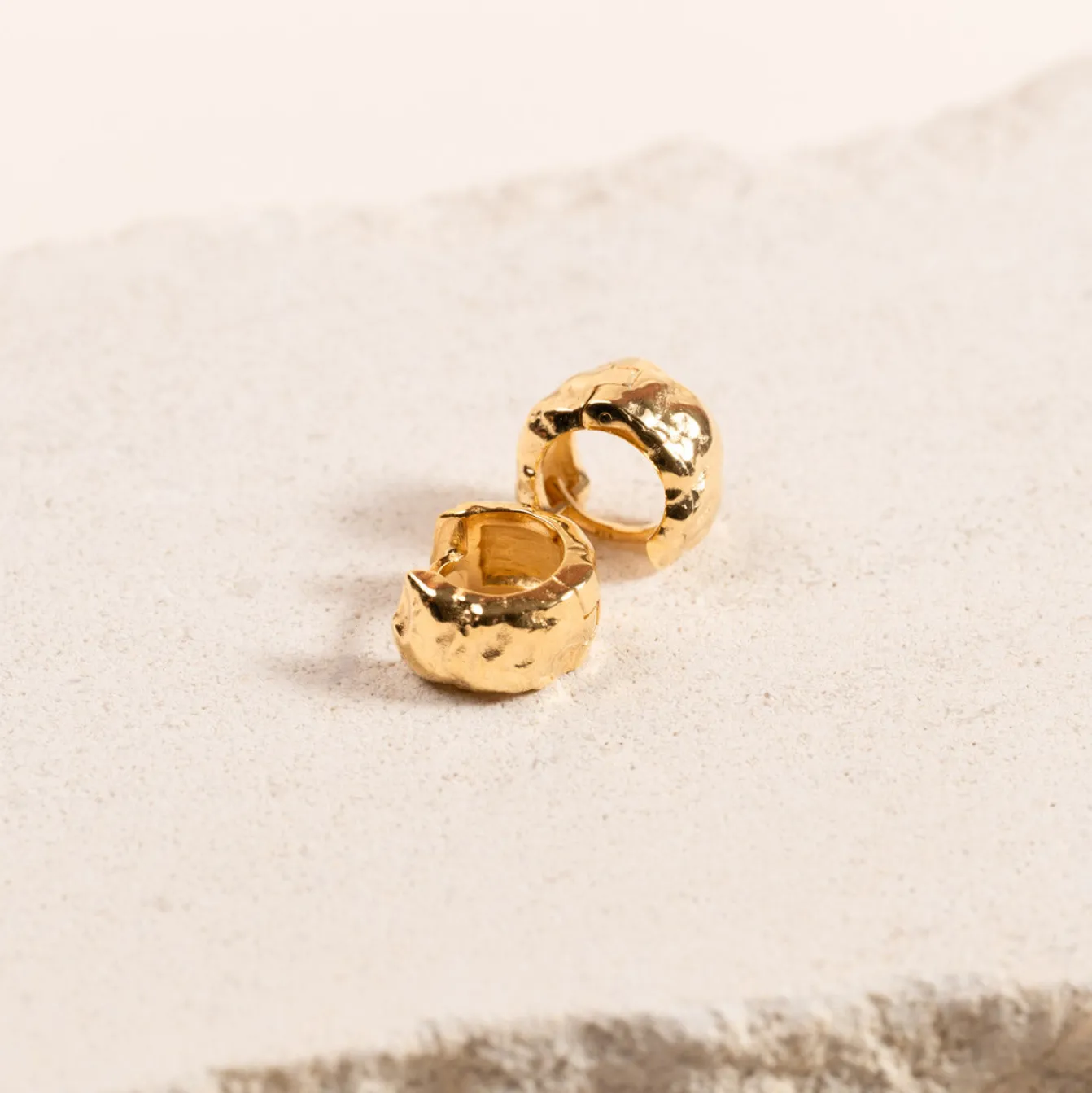 ELMA MINI GOLDEN HUGGIE EARRING