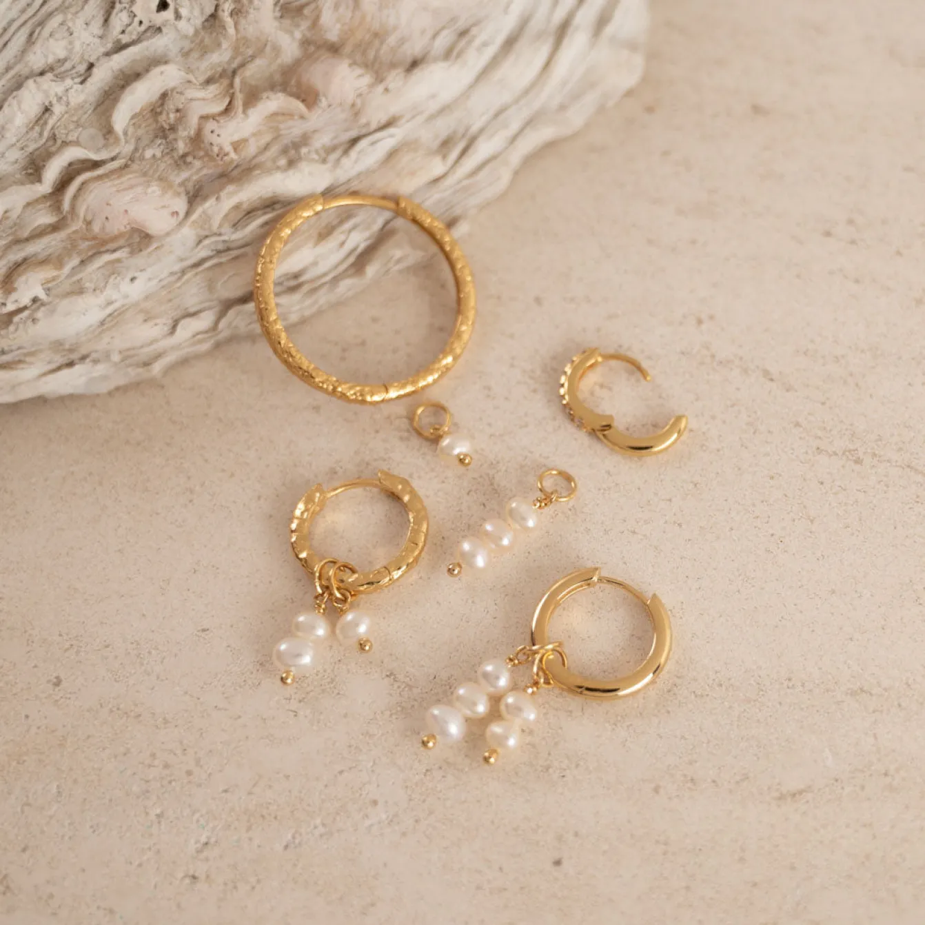 ELOISE PEARL GOLDEN EARRING CHARM - Sisi Copenhagen
