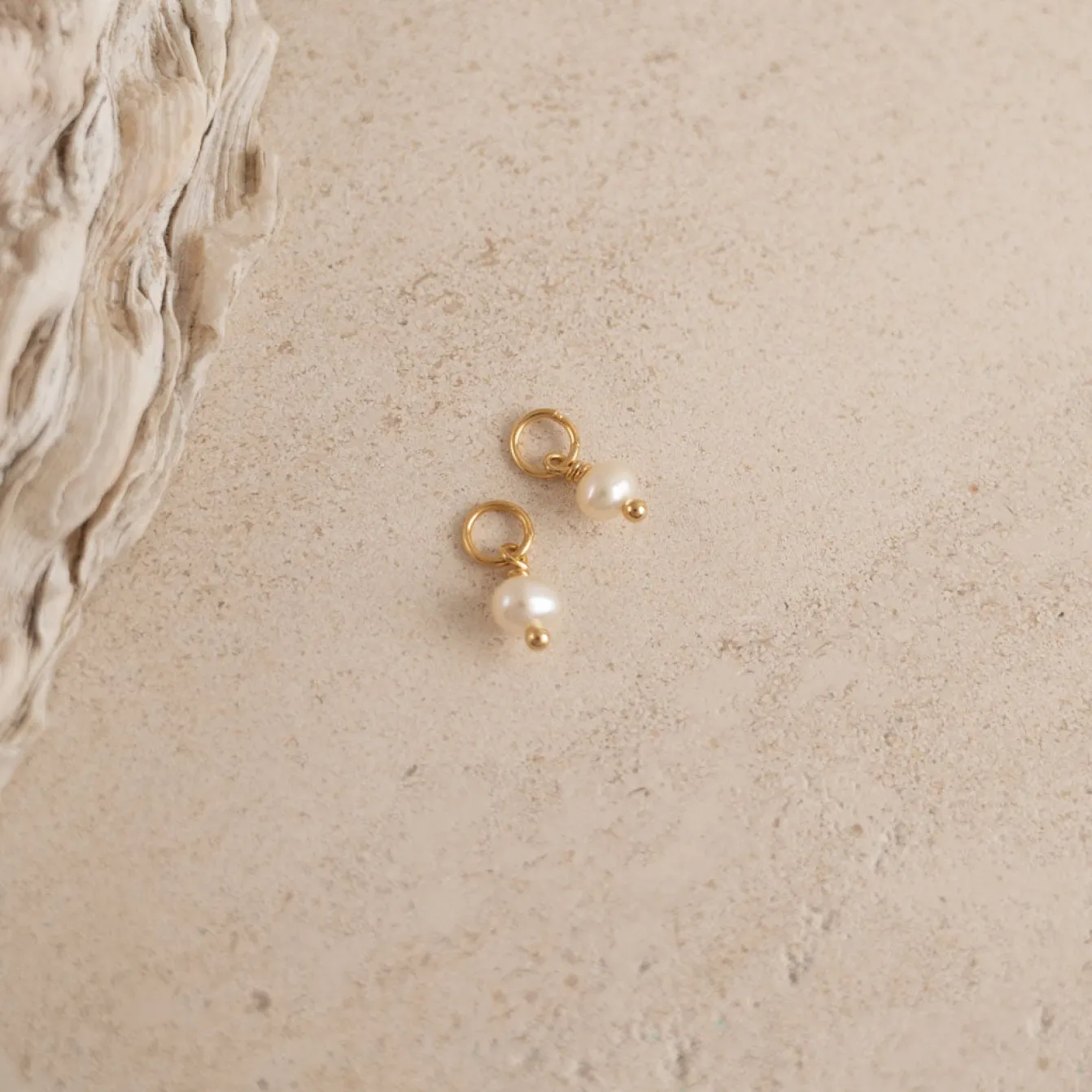 ELOISE PEARL GOLDEN EARRING CHARM - Sisi Copenhagen
