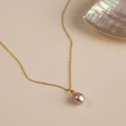 ELSA ROSE BAROQUE PEARL GOLDEN PENDANT - Sisi Copenhagen