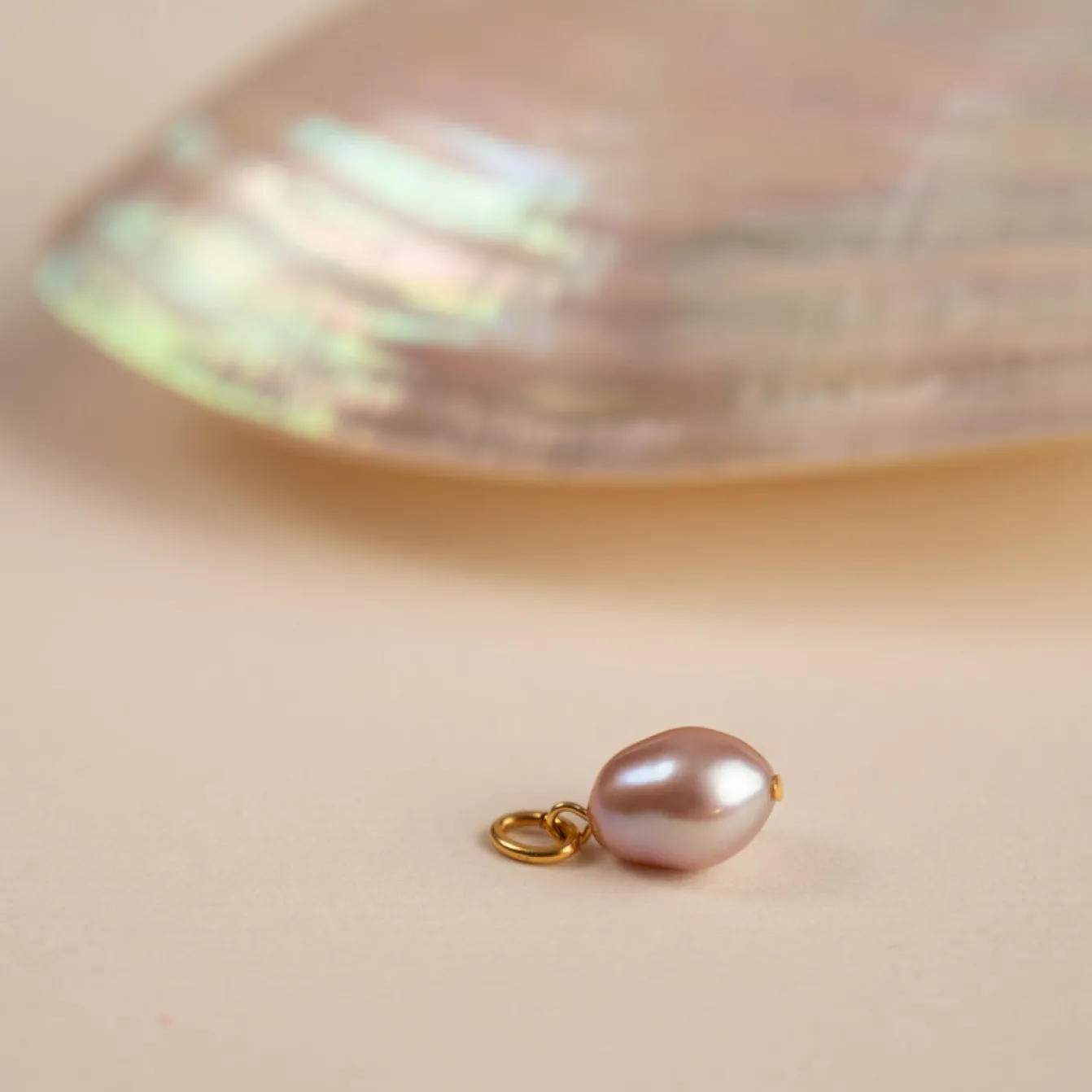 ELSA ROSE BAROQUE PEARL GOLDEN PENDANT - Sisi Copenhagen