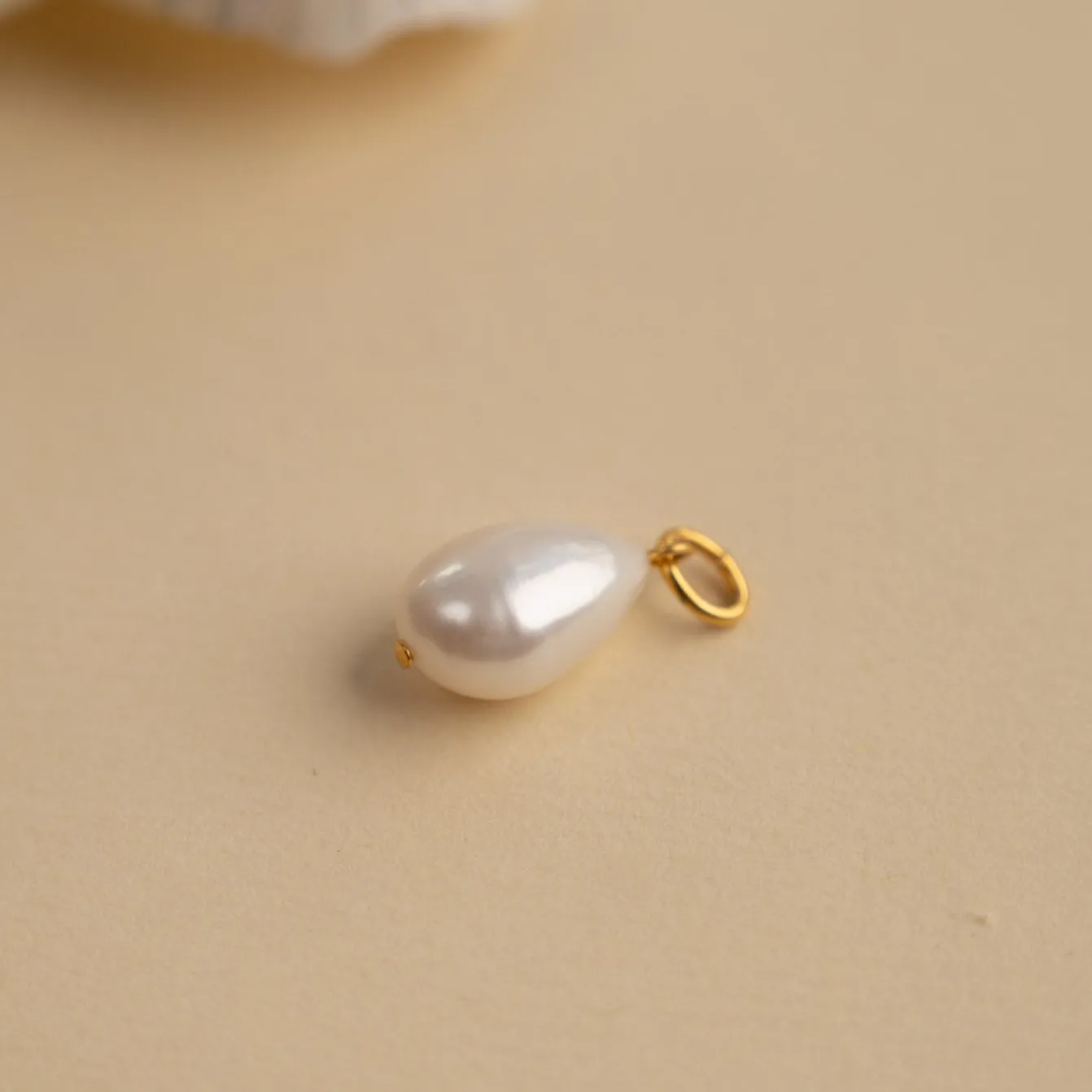 ELSA WHITE BAROQUE PEARL GOLDEN PENDANT - Sisi Copenhagen