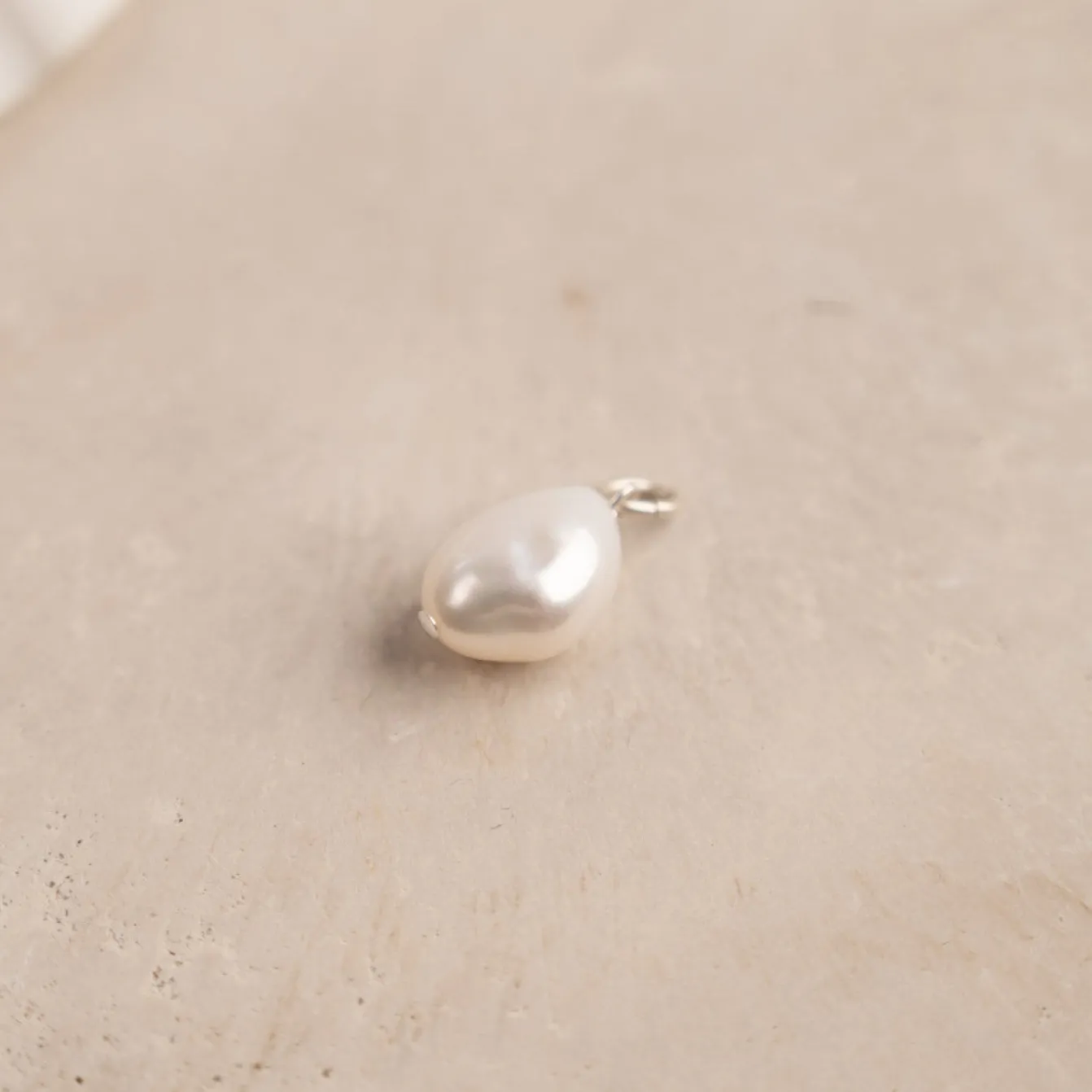 ELSA WHITE BAROQUE PEARL SILVER PENDANT - Sisi Copenhagen
