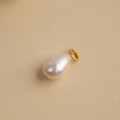 ELSA WHITE BAROQUE PEARL GOLDEN PENDANT - Sisi Copenhagen
