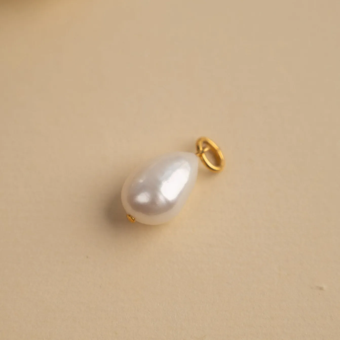 ELSA WHITE BAROQUE PEARL GOLDEN PENDANT - Sisi Copenhagen