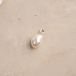ELSA WHITE BAROQUE PEARL SILVER PENDANT - Sisi Copenhagen