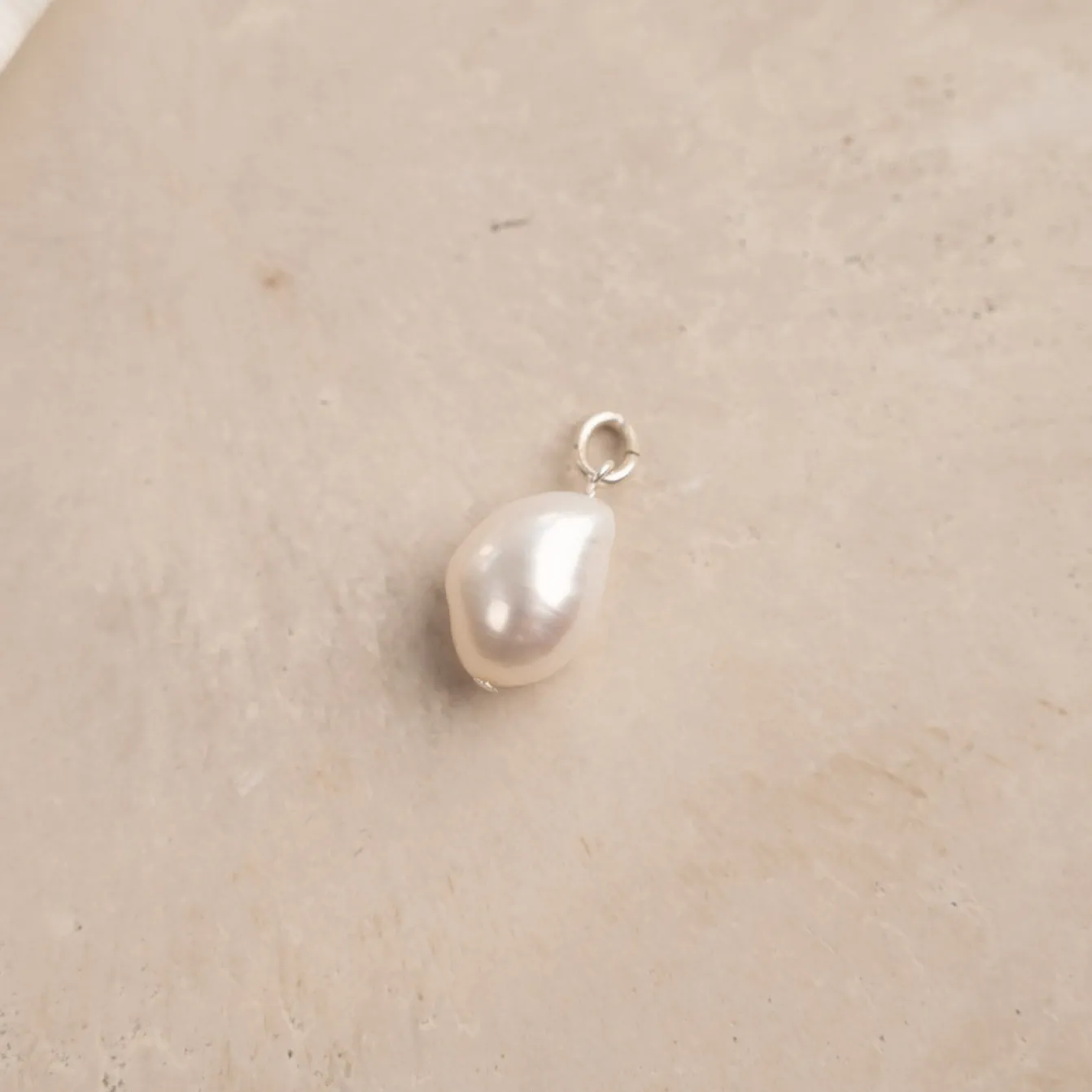 ELSA WHITE BAROQUE PEARL SILVER PENDANT - Sisi Copenhagen