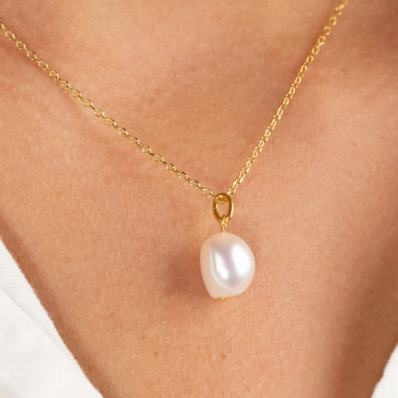 ELSA WHITE BAROQUE PEARL GOLDEN PENDANT - Sisi Copenhagen