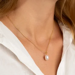 ELSA WHITE BAROQUE PEARL GOLDEN PENDANT - Sisi Copenhagen