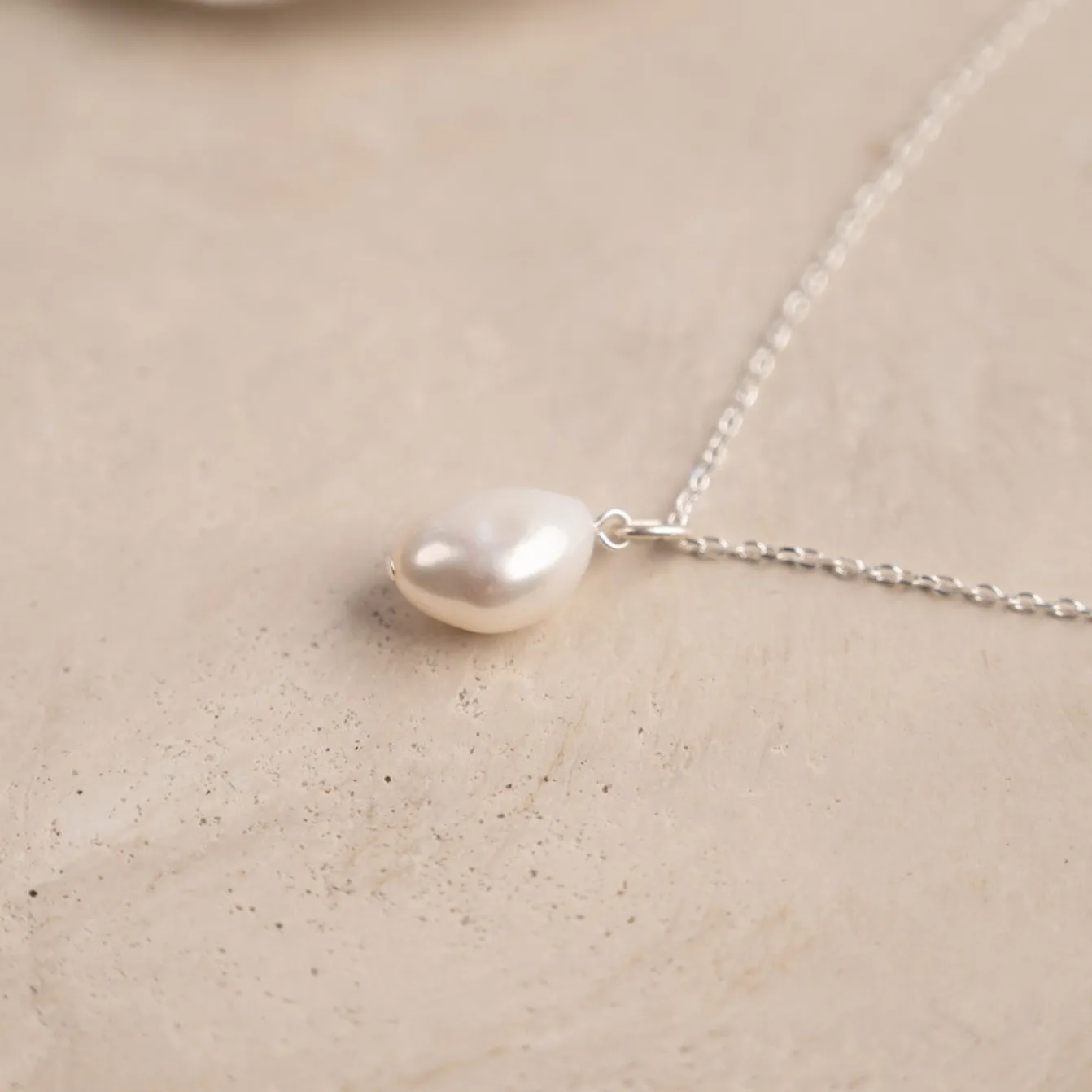 ELSA WHITE BAROQUE PEARL SILVER PENDANT - Sisi Copenhagen