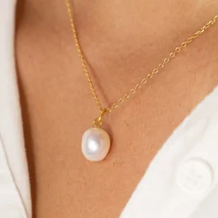 ELSA WHITE BAROQUE PEARL GOLDEN PENDANT - Sisi Copenhagen