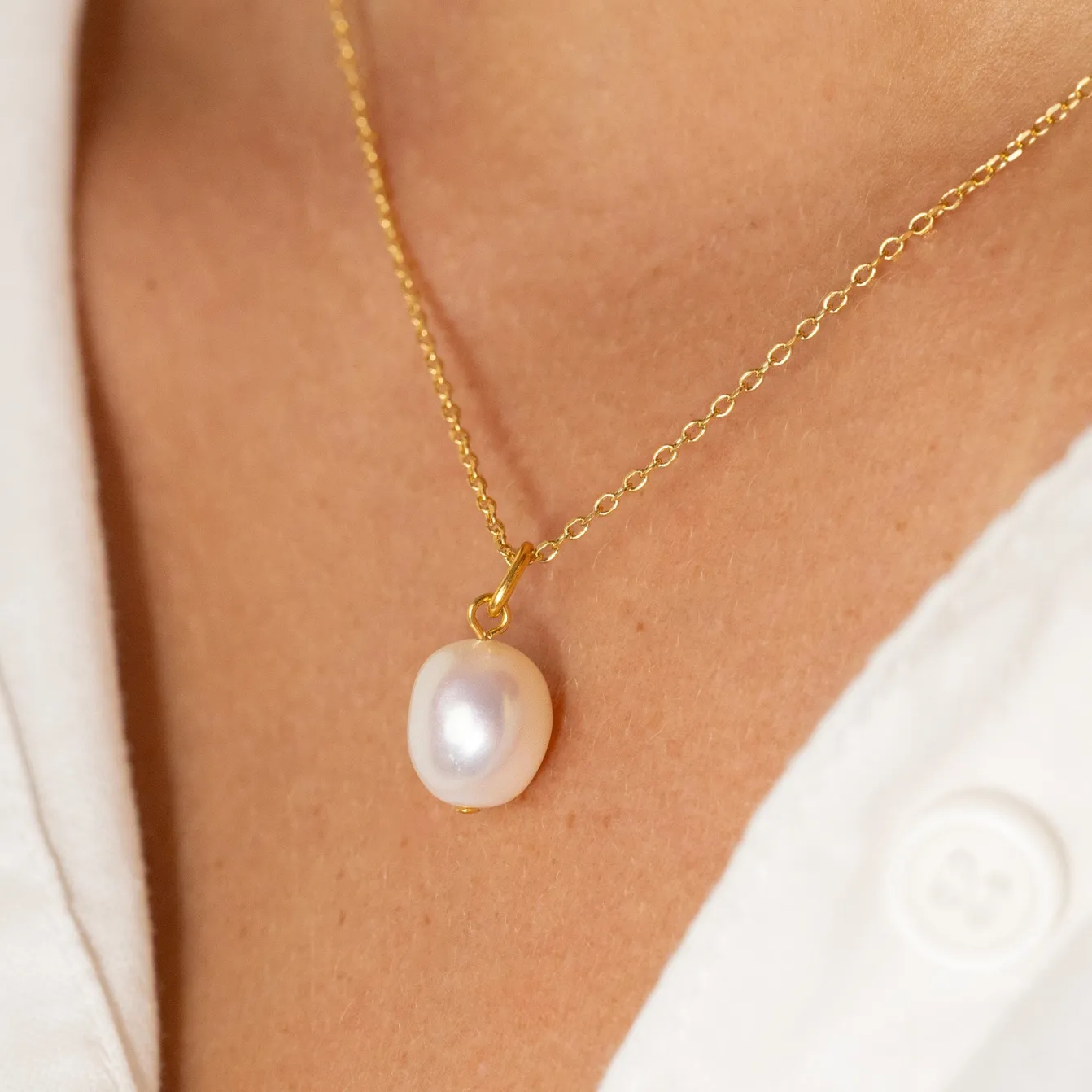 ELSA WHITE BAROQUE PEARL GOLDEN PENDANT - Sisi Copenhagen