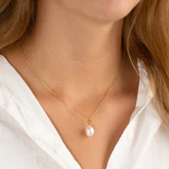 ELSA WHITE BAROQUE PEARL GOLDEN PENDANT - Sisi Copenhagen