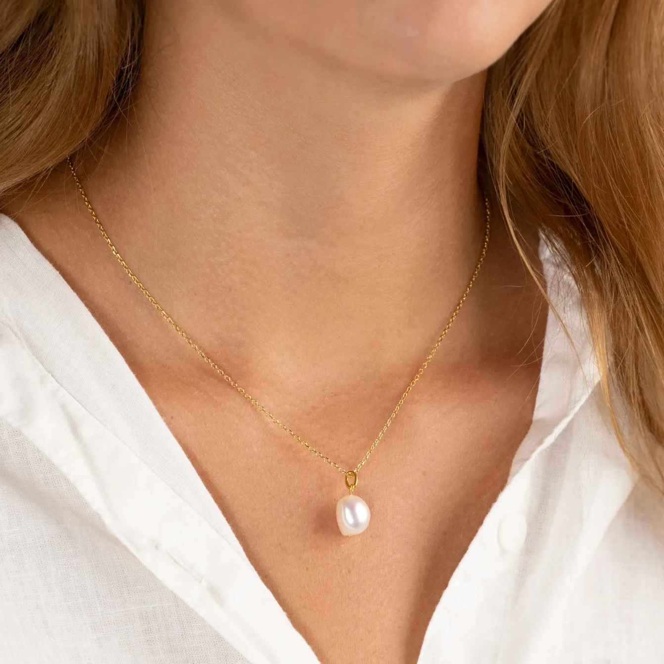 ELSA WHITE BAROQUE PEARL GOLDEN PENDANT - Sisi Copenhagen