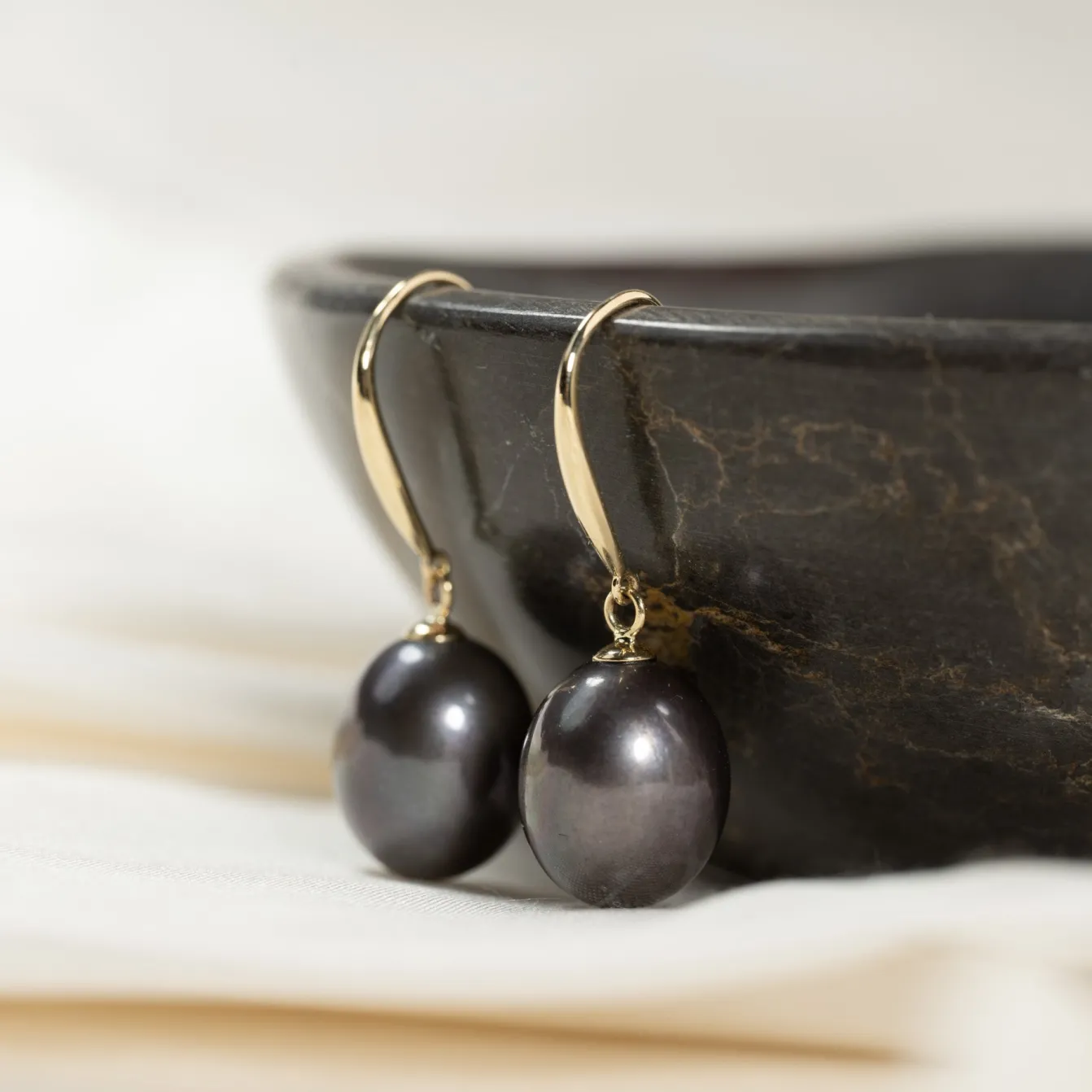 ELSIE BLACK PEARL SOLID GOLD EARRING