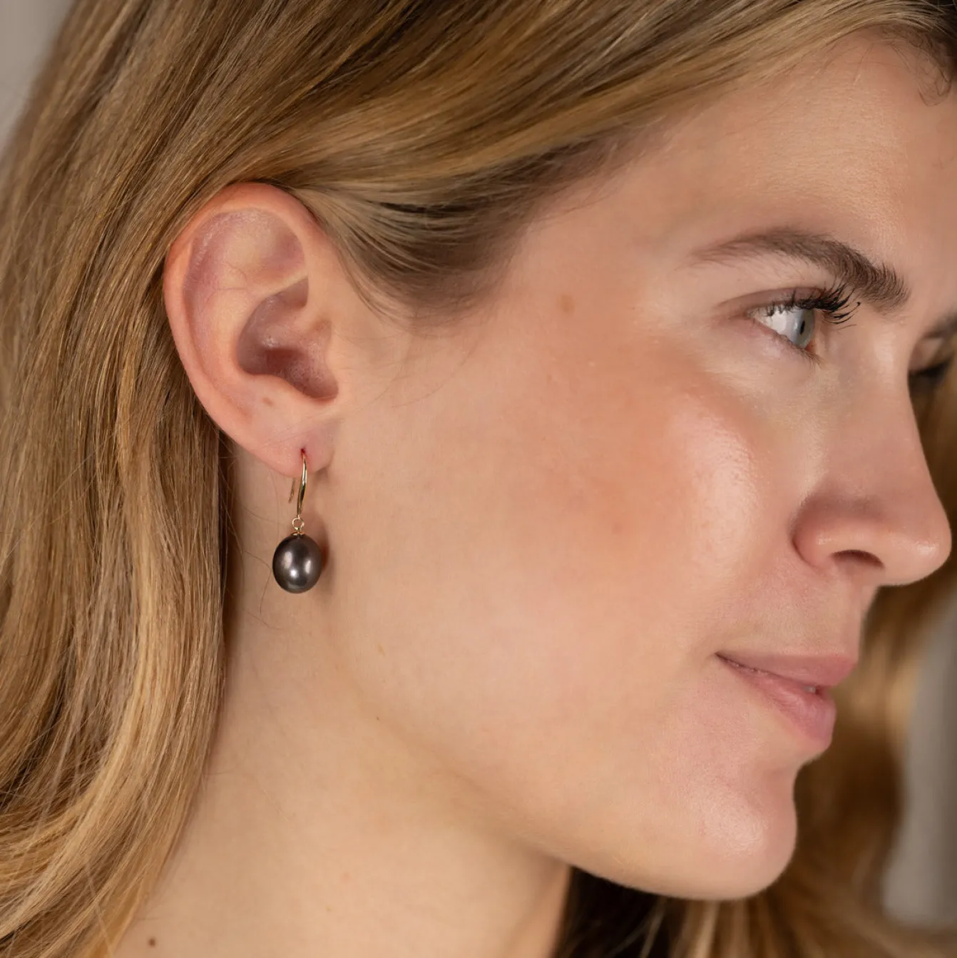 ELSIE BLACK PEARL SOLID GOLD EARRING