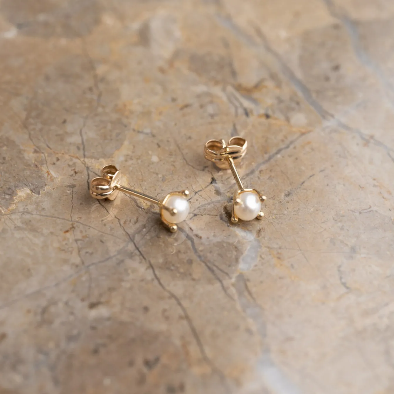 ELVIRA PEARL SOLID GOLD STUD EARRING - Sisi Copenhagen