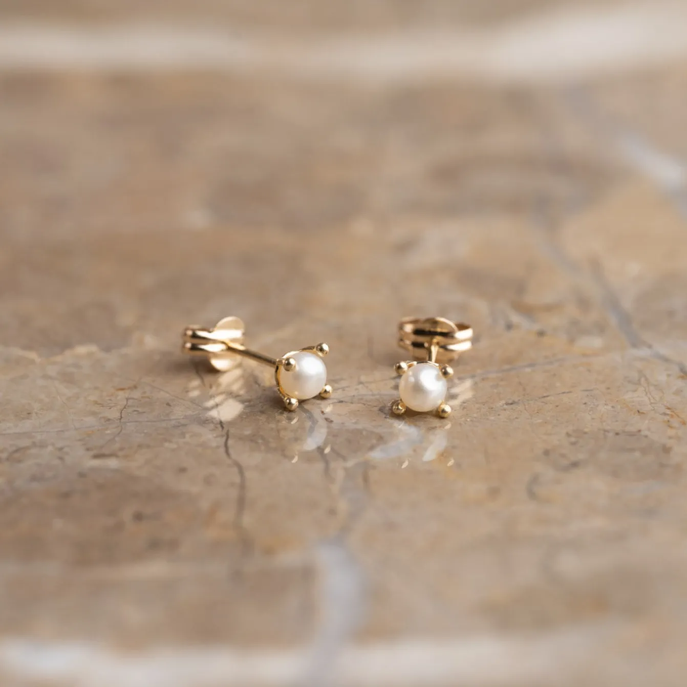 ELVIRA PEARL SOLID GOLD STUD EARRING - Sisi Copenhagen