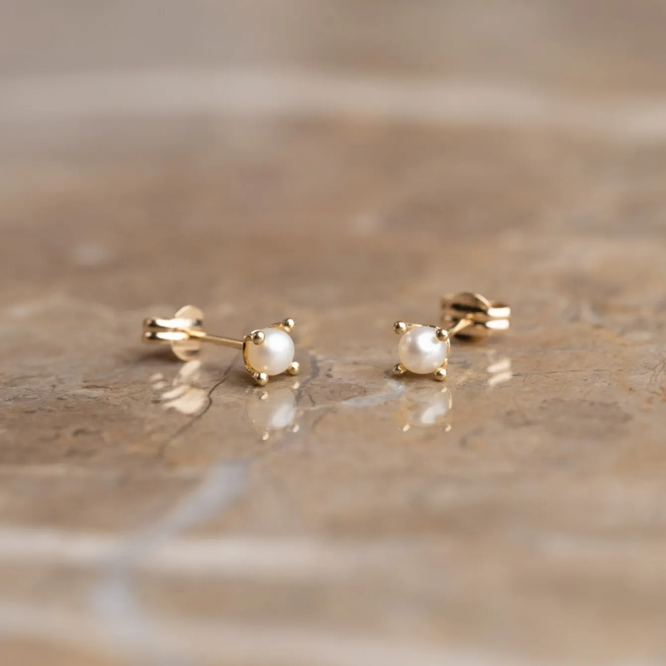ELVIRA PEARL SOLID GOLD STUD EARRING - Sisi Copenhagen