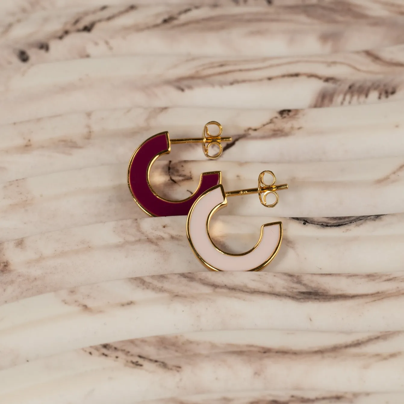 EMMA BORDEAUX ROSE SMALL GOLDEN CREOL EARRING - Sisi Copenhagen