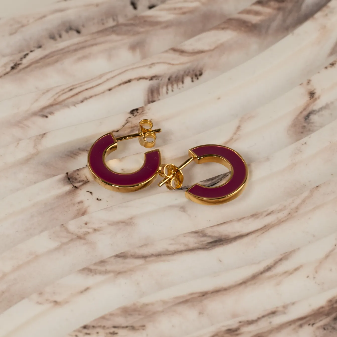EMMA BORDEAUX ROSE SMALL GOLDEN CREOL EARRING - Sisi Copenhagen