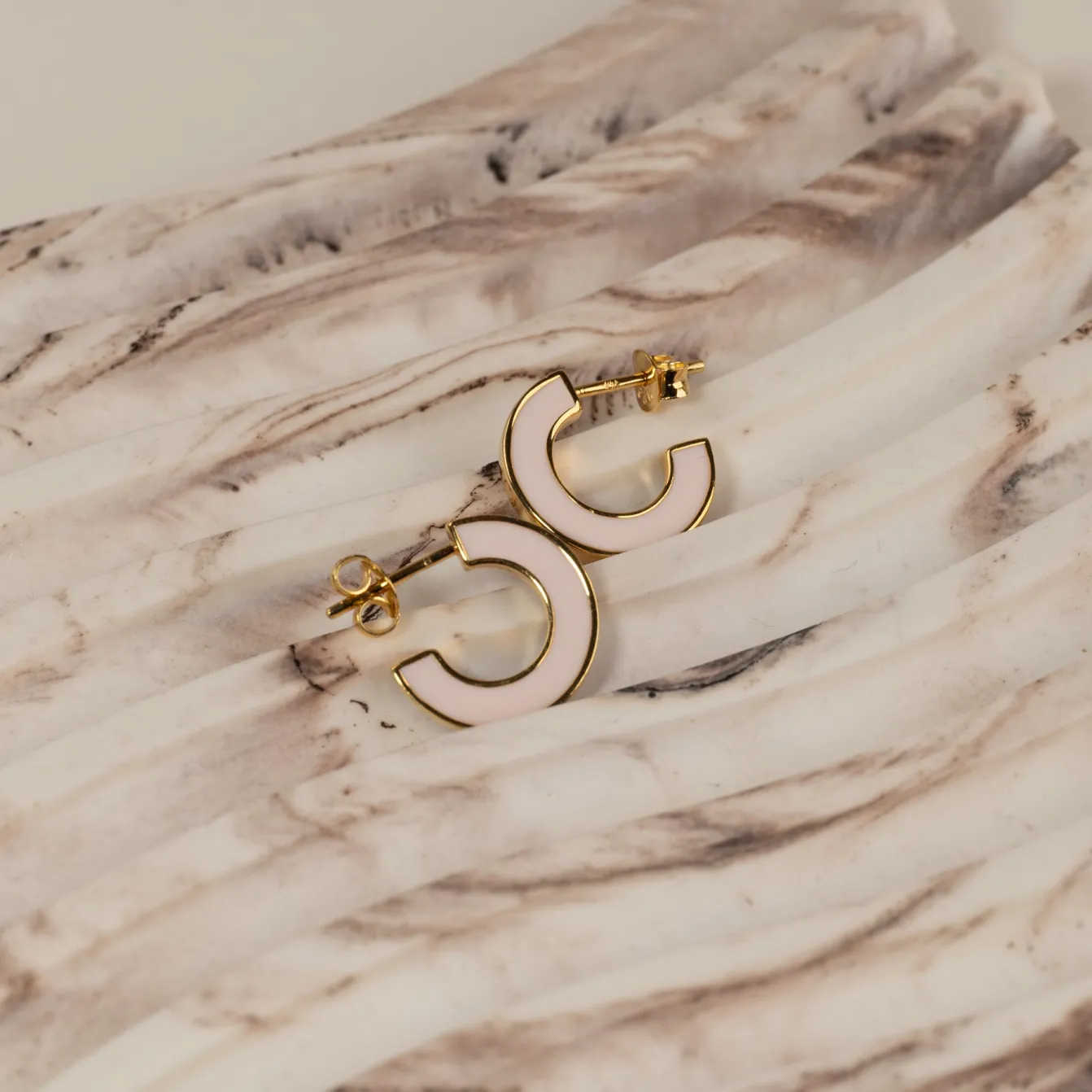 EMMA BORDEAUX ROSE SMALL GOLDEN CREOL EARRING - Sisi Copenhagen
