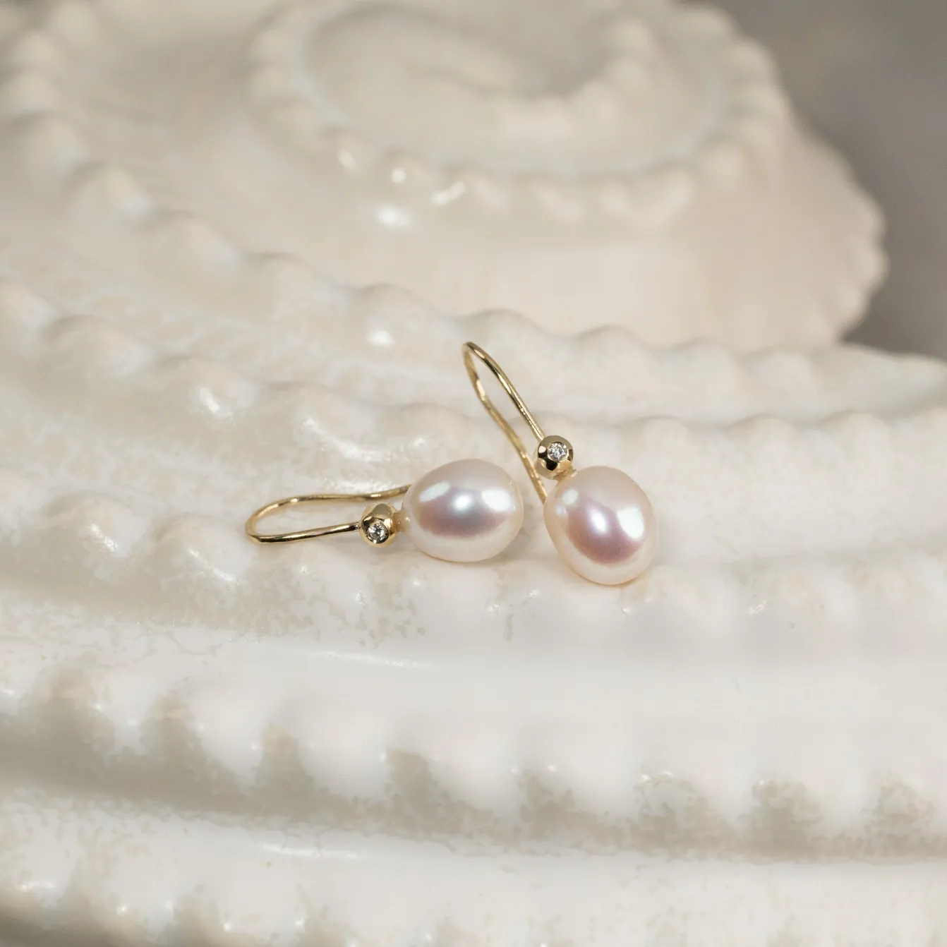 EVA PEARL SOLID GOLD HOOK EARRING