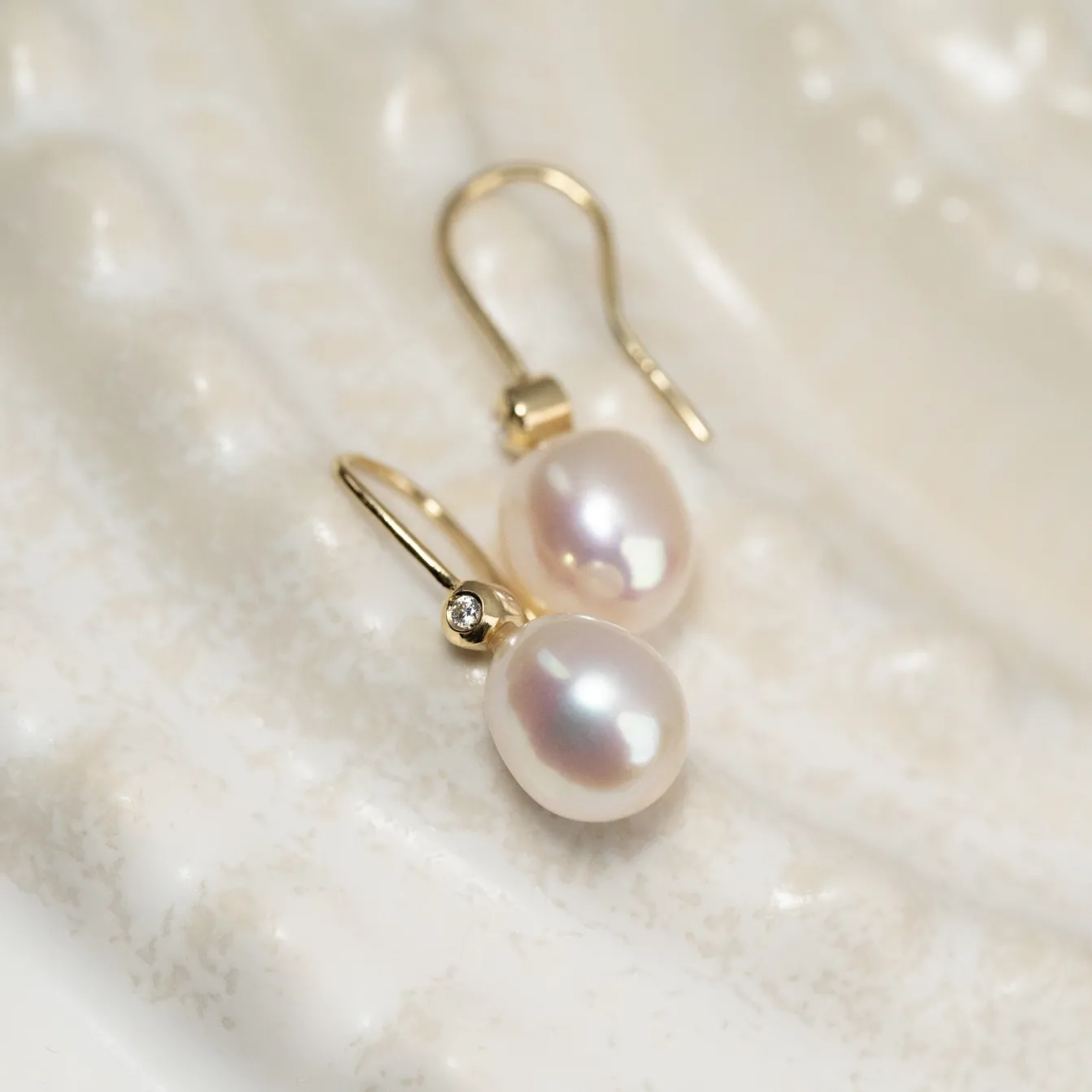 EVA PEARL SOLID GOLD HOOK EARRING