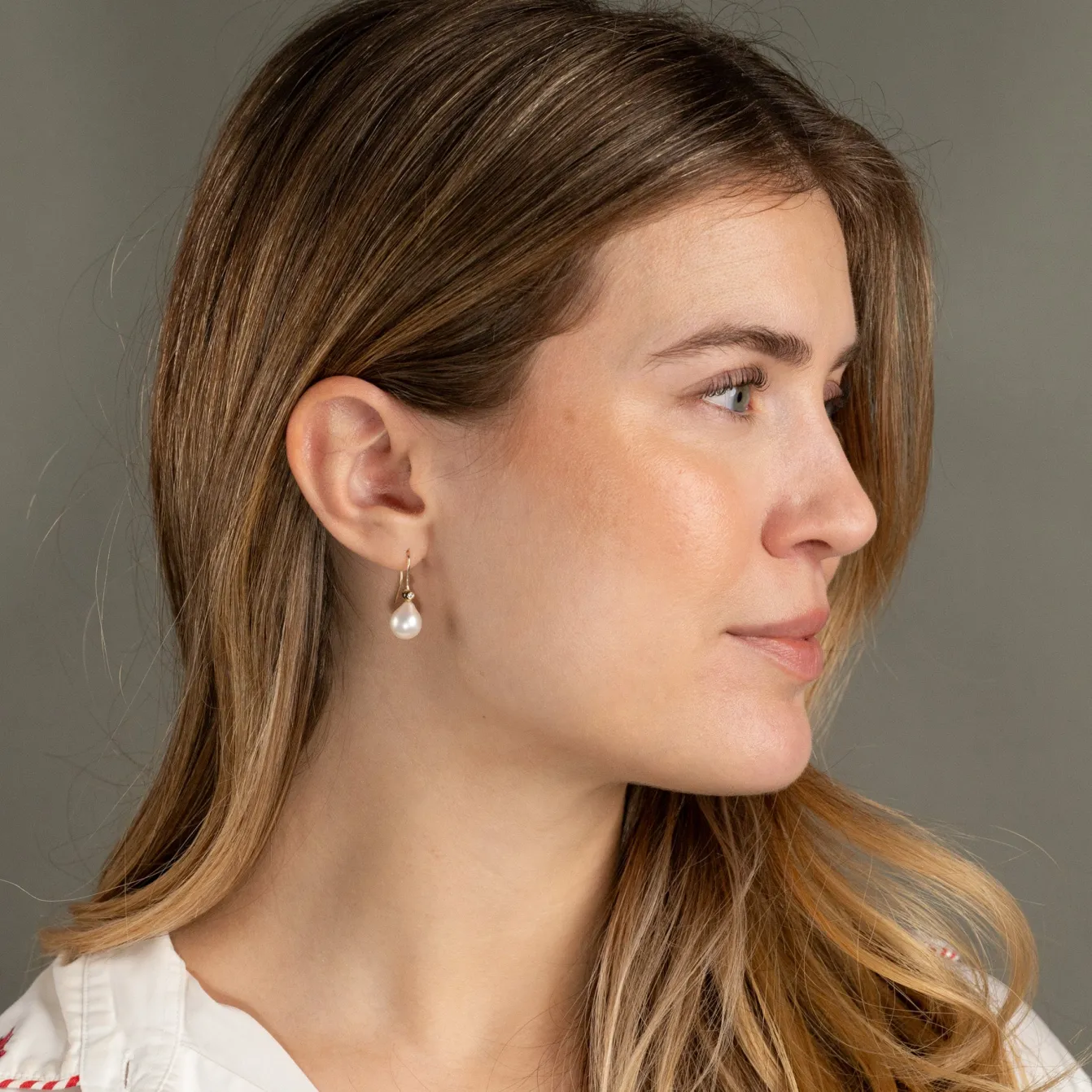 EVA PEARL SOLID GOLD HOOK EARRING
