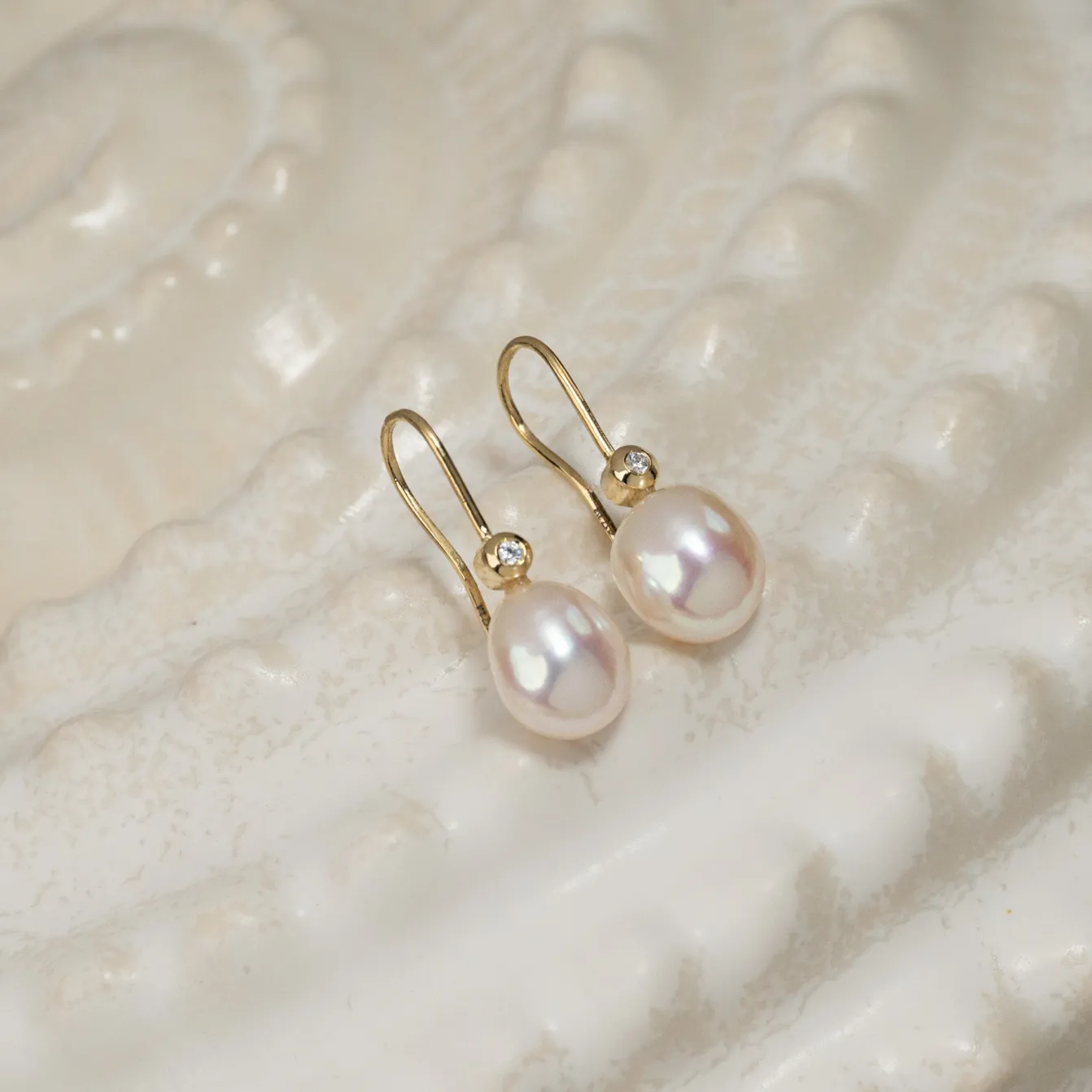 EVA PEARL SOLID GOLD HOOK EARRING