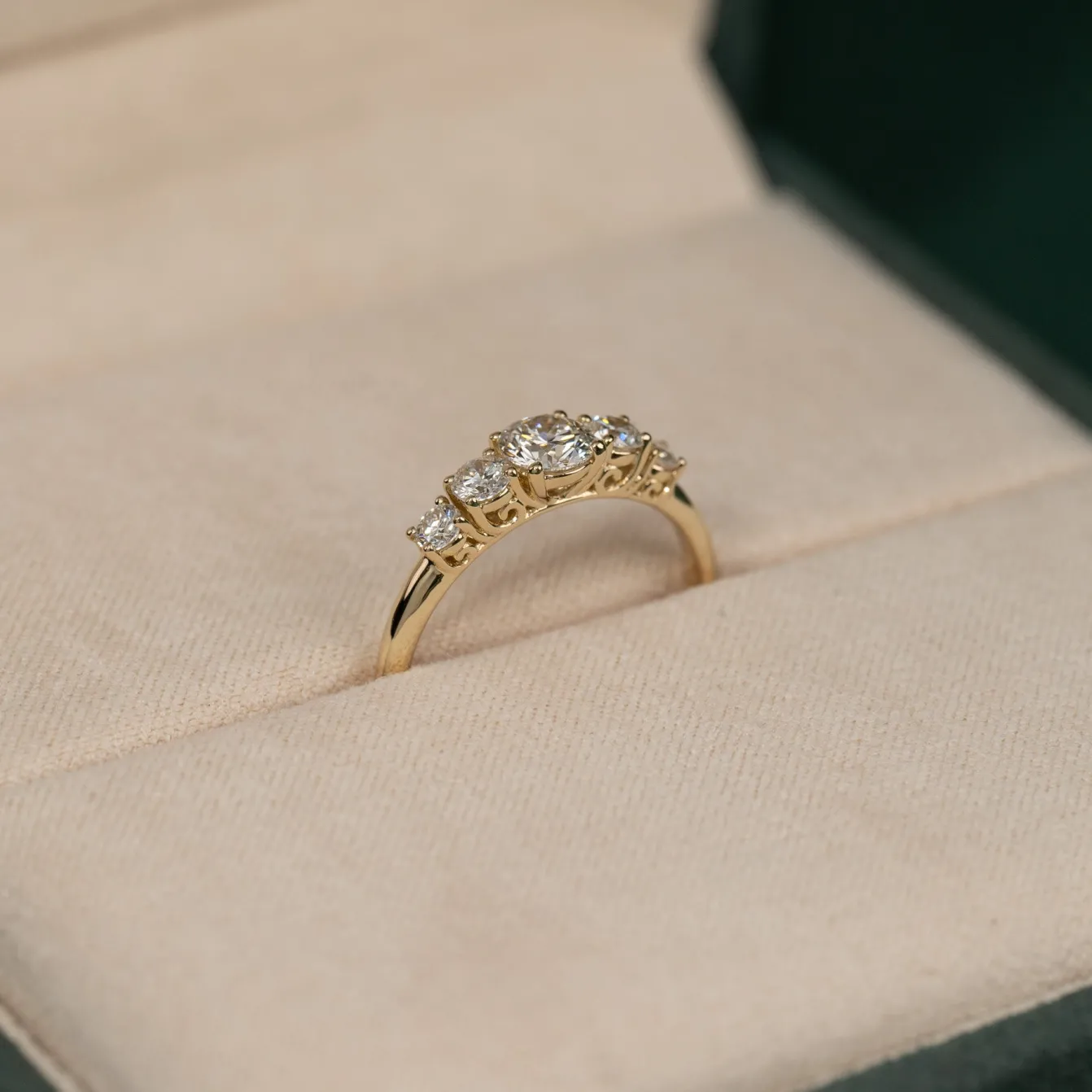 FIVE-STONE TRELLIS DIAMOND RING - 0.7ct - YG