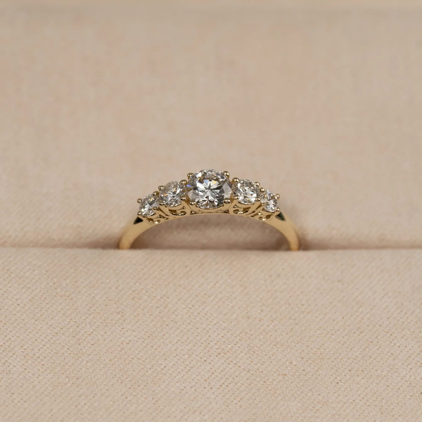 FIVE-STONE TRELLIS DIAMOND RING - 0.7ct - YG