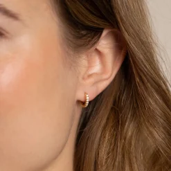 Forgyldte mini creoler med sten | Oplev Sisi Copenhagen her