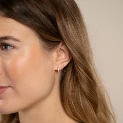 Forgyldte mini creoler med sten | Oplev Sisi Copenhagen her