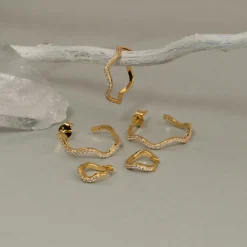 GALIA CRYSTAL SMALL GOLDEN HUGGIE EARRING