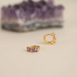 GEMMA PURPLE AMETHYST GOLDEN HUGGIE EARRING - Sisi Copenhagen