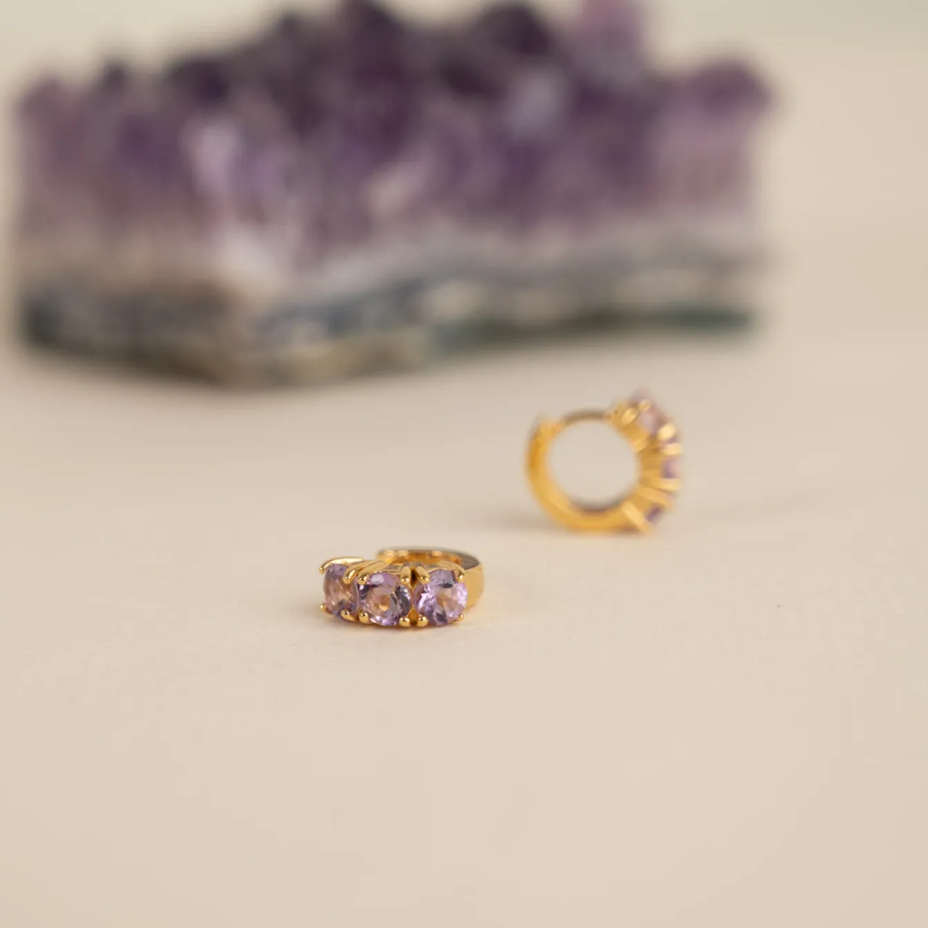 GEMMA PURPLE AMETHYST GOLDEN HUGGIE EARRING - Sisi Copenhagen