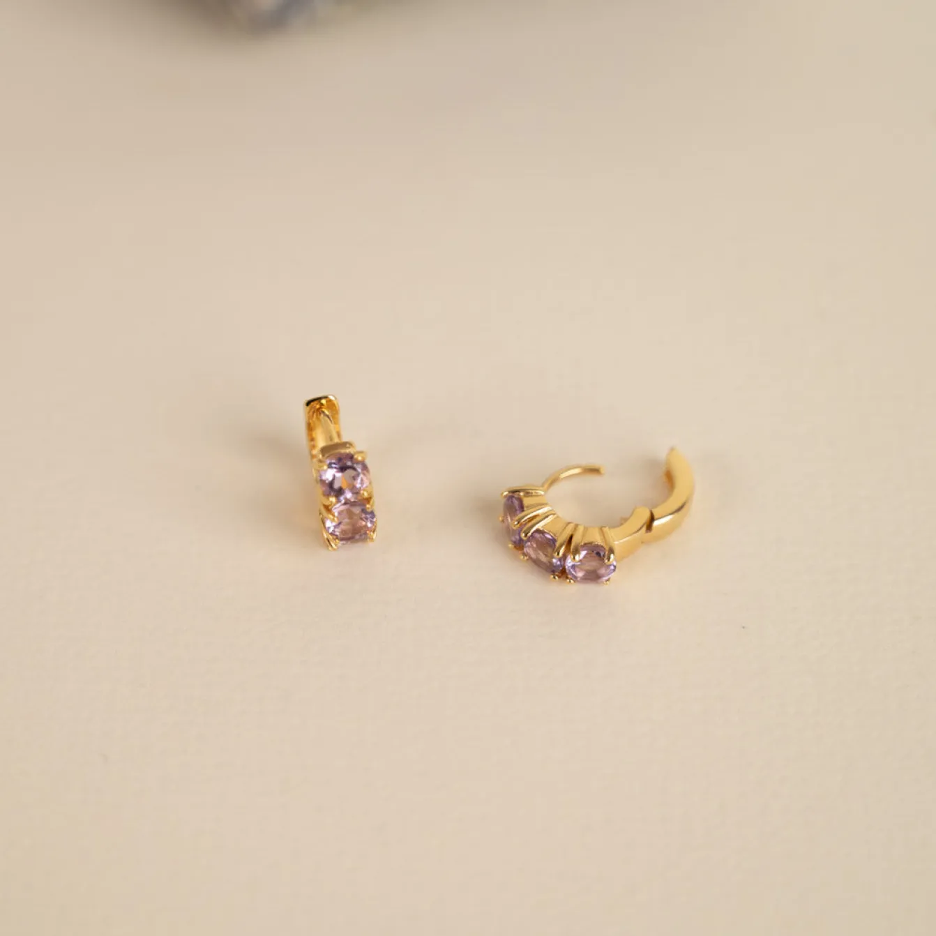 GEMMA PURPLE AMETHYST GOLDEN HUGGIE EARRING - Sisi Copenhagen