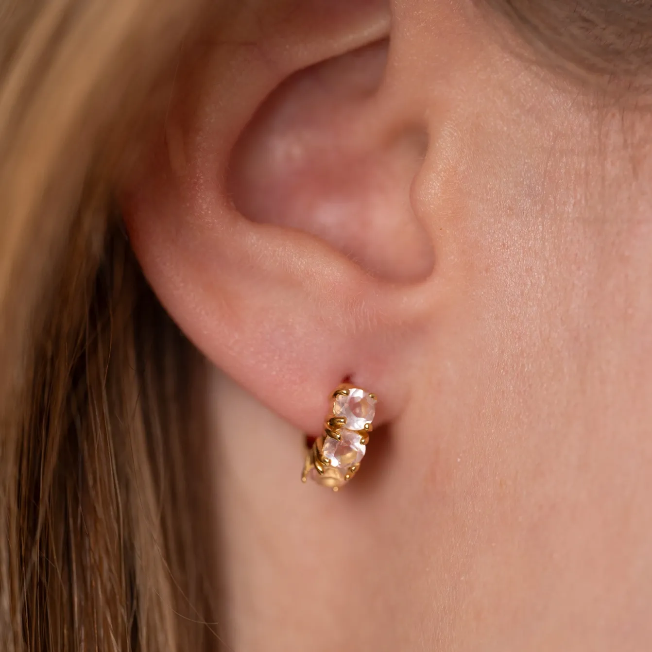 GEMMA ROSE QUARTZ GOLDEN HUGGIE EARRING - Sisi Copenhagen