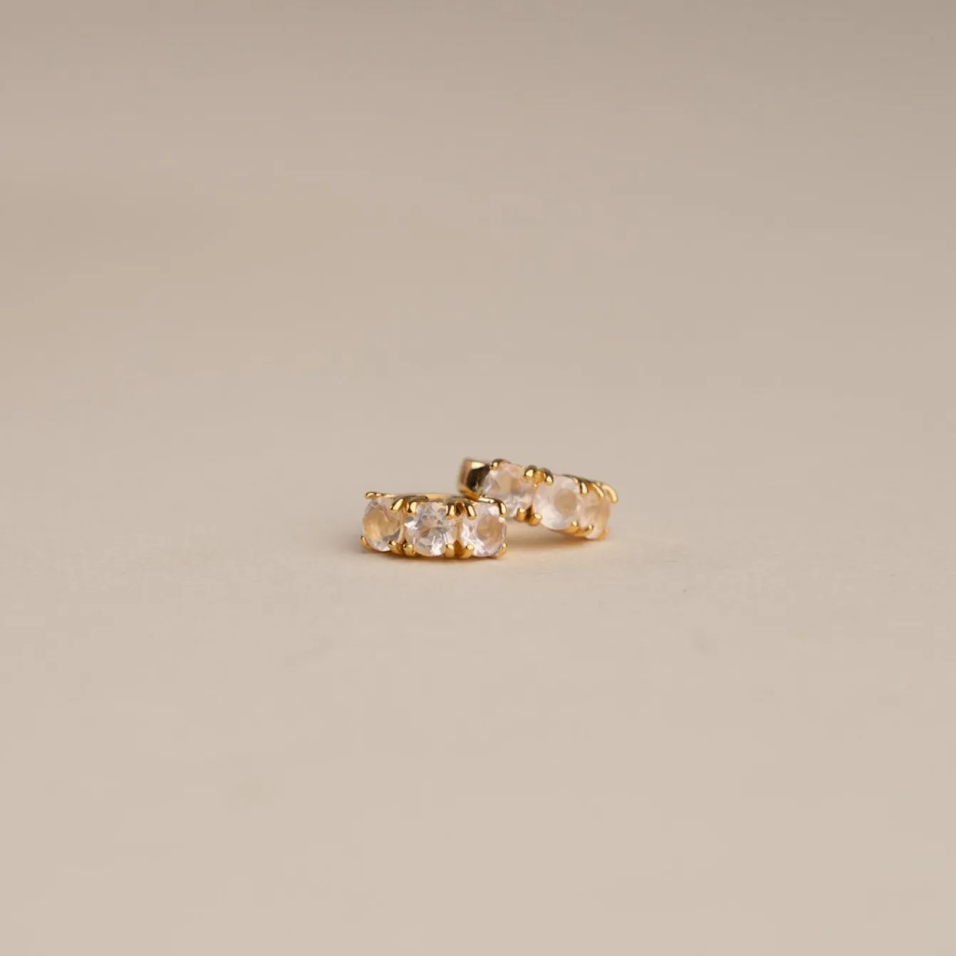 GEMMA ROSE QUARTZ GOLDEN HUGGIE EARRING - Sisi Copenhagen