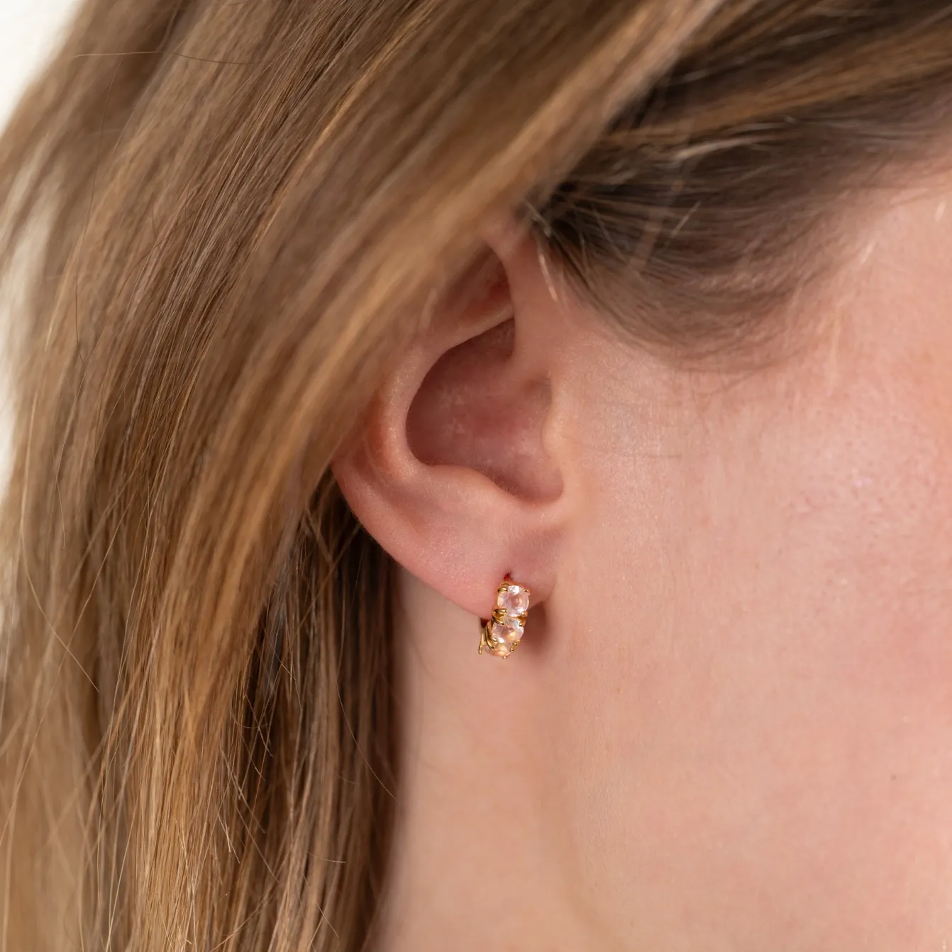 GEMMA ROSE QUARTZ GOLDEN HUGGIE EARRING - Sisi Copenhagen
