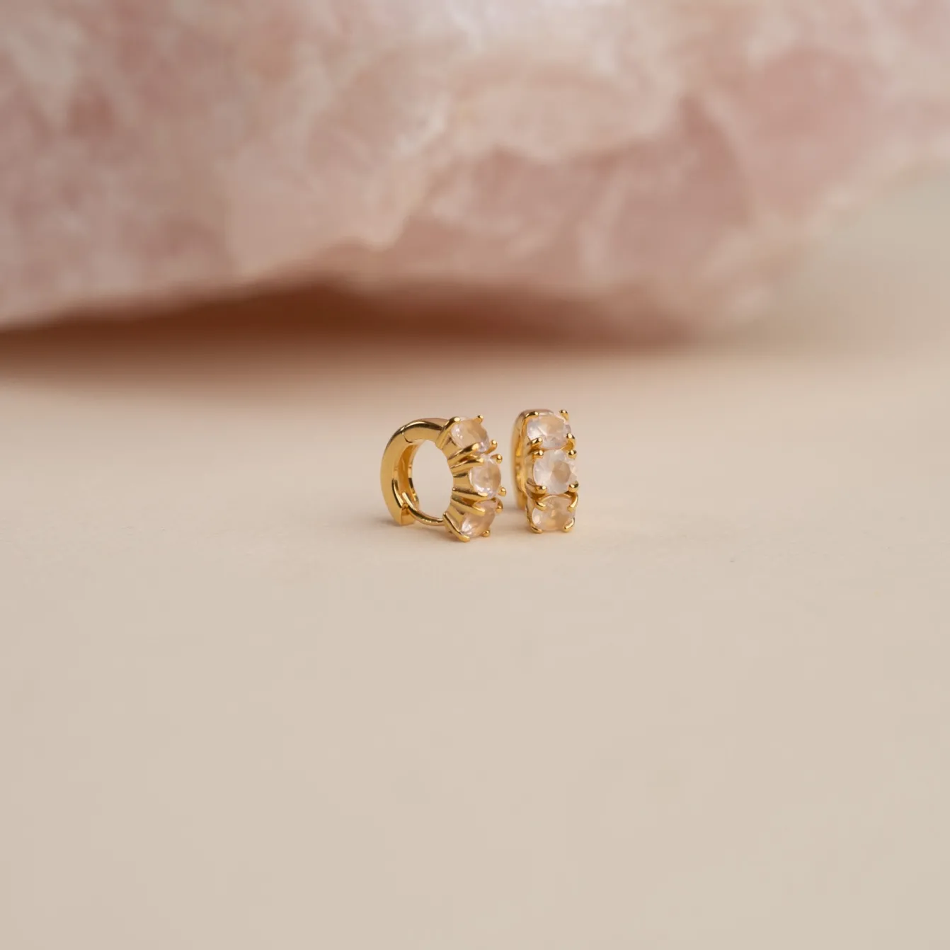 GEMMA ROSE QUARTZ GOLDEN HUGGIE EARRING - Sisi Copenhagen