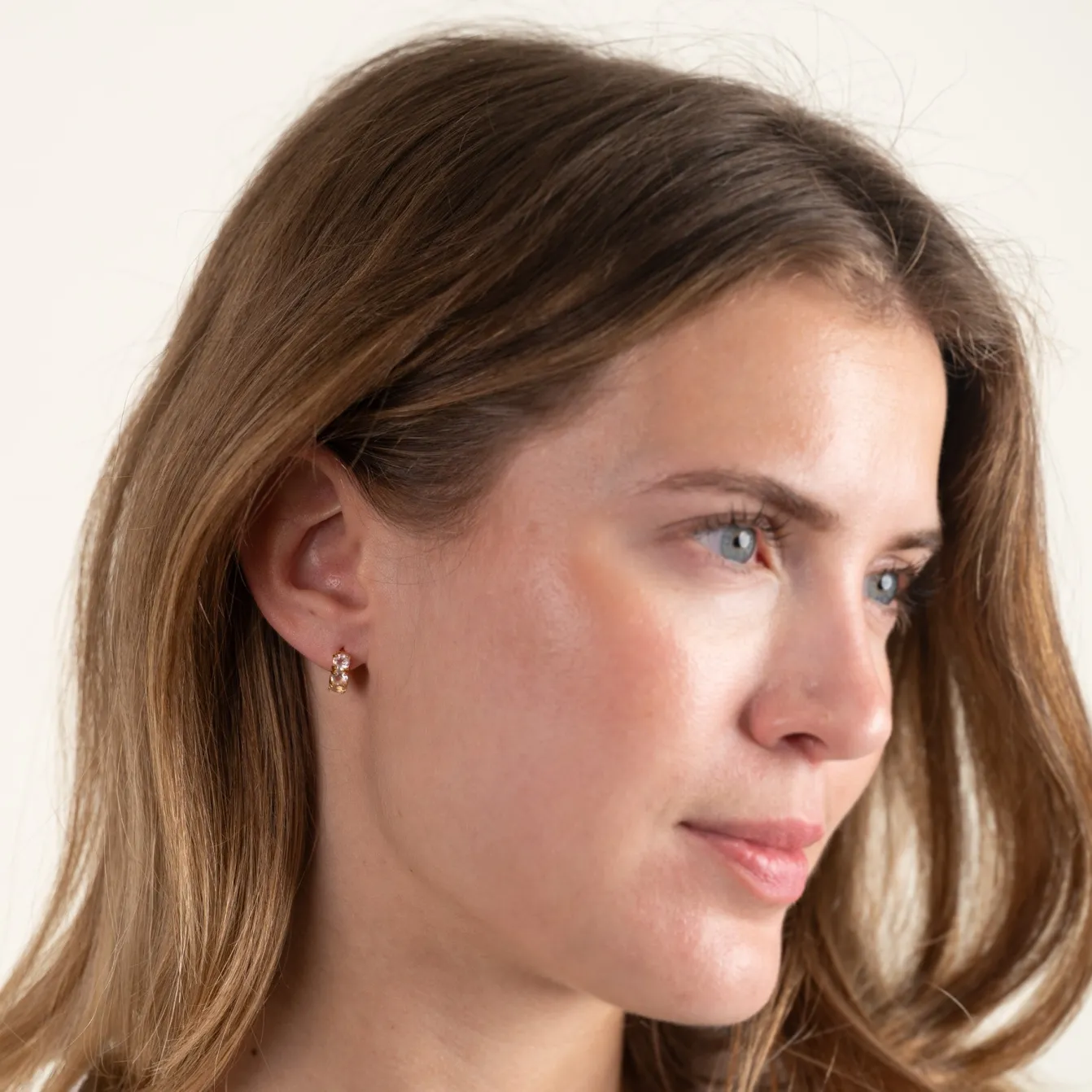 GEMMA ROSE QUARTZ GOLDEN HUGGIE EARRING - Sisi Copenhagen