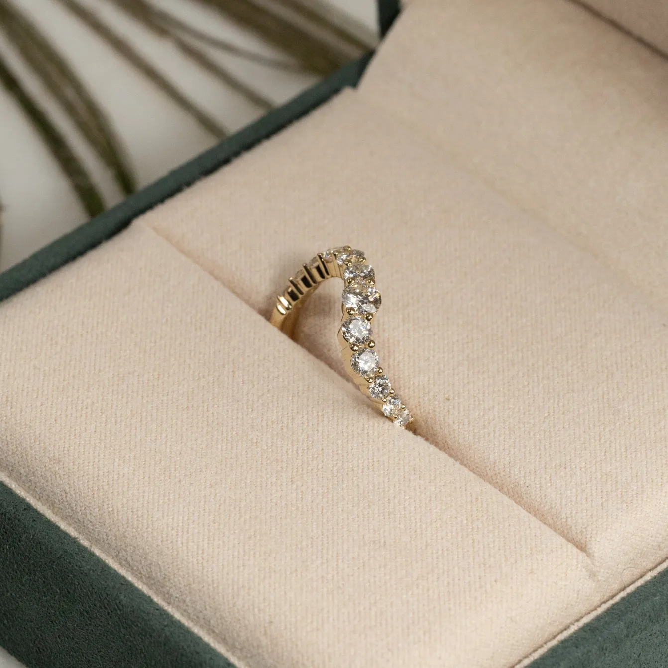 GRADUATING CURVED DIAMOND RING - 1.2ct - YG