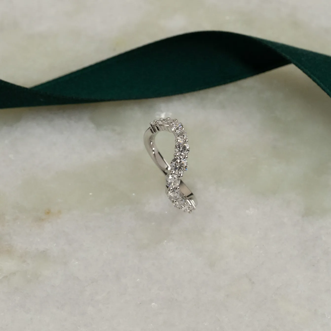 GRADUATING CURVED DIAMOND RING - 1.2ct - WG