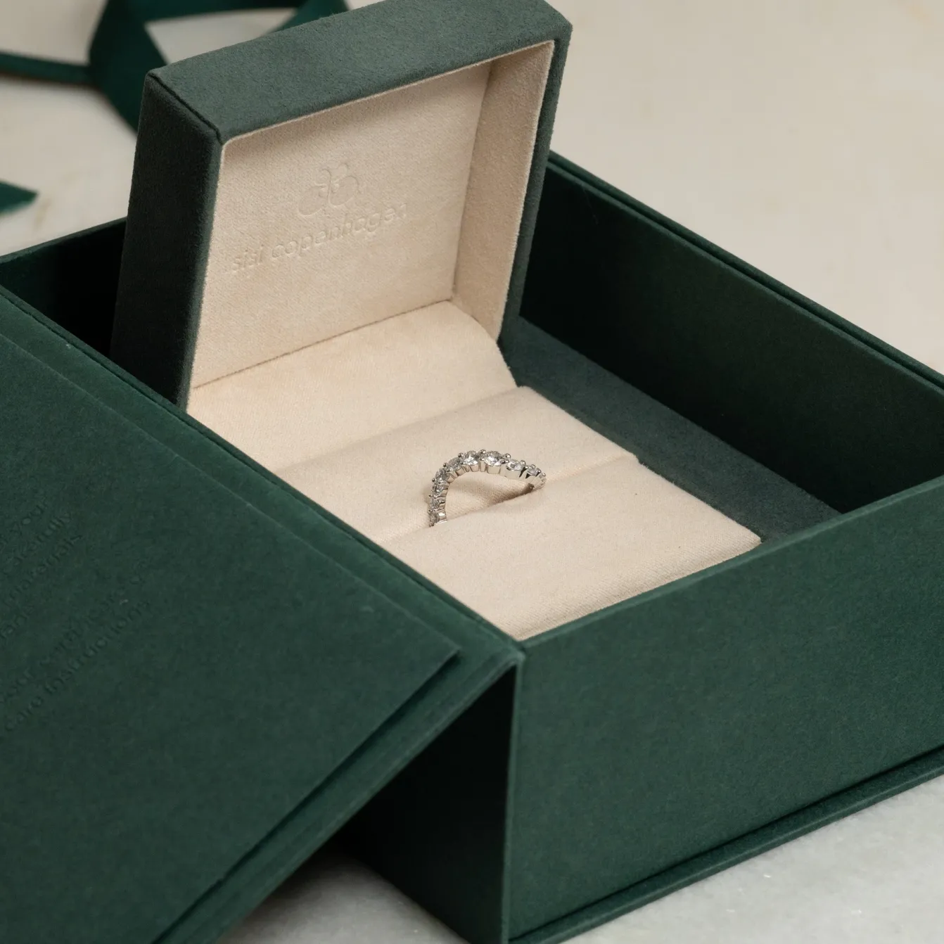 GRADUATING CURVED DIAMOND RING - 1.2ct - WG